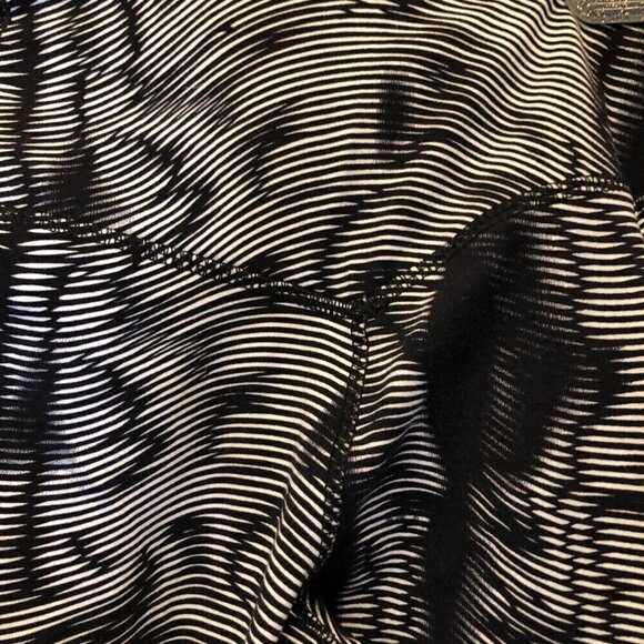 Nike Women's Legendary Waves' Dri-fit Training Capris Size XS EUC - Picture 7 of 9